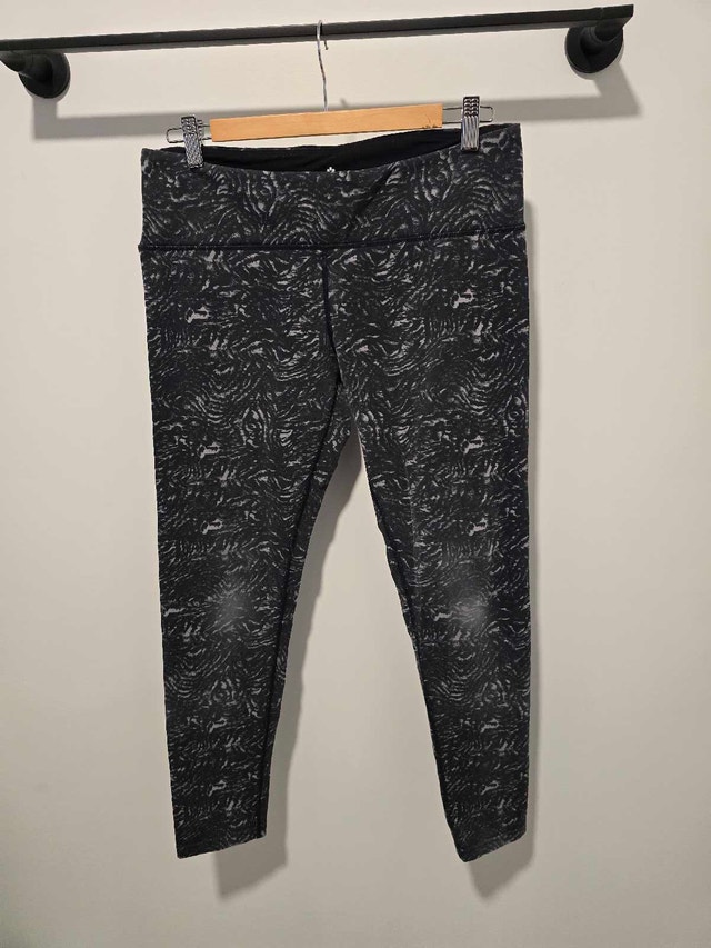 Womens M yoga pants in excellent condition