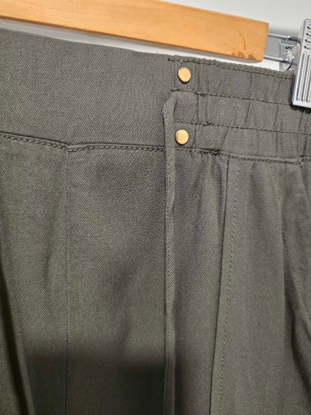 Brand new womens M shorts never worn - photo 3