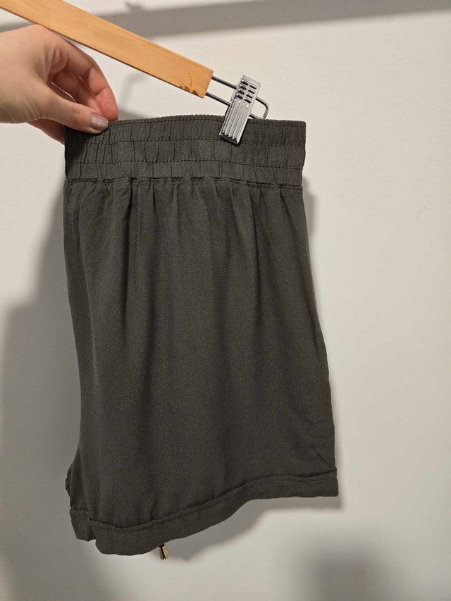 Brand new womens M shorts never worn - photo 4