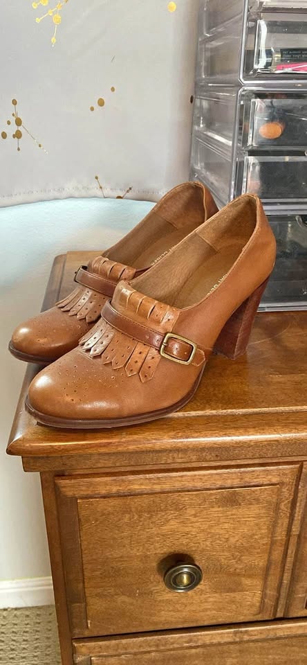 7.5 Vintage leather heels