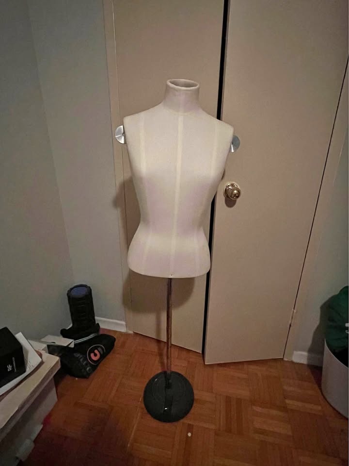 Clothing mannequin with arms