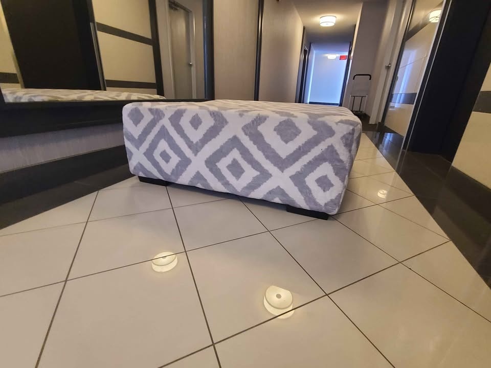 🇨🇦 Large comfy Ottoman - photo 2