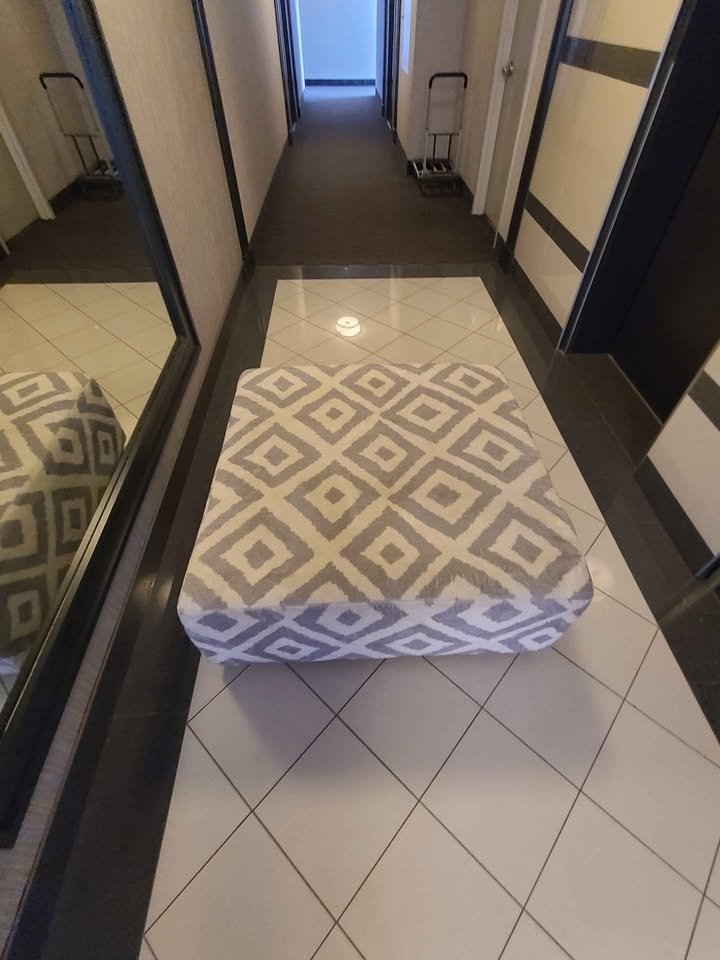 🇨🇦 Large comfy Ottoman - photo 3