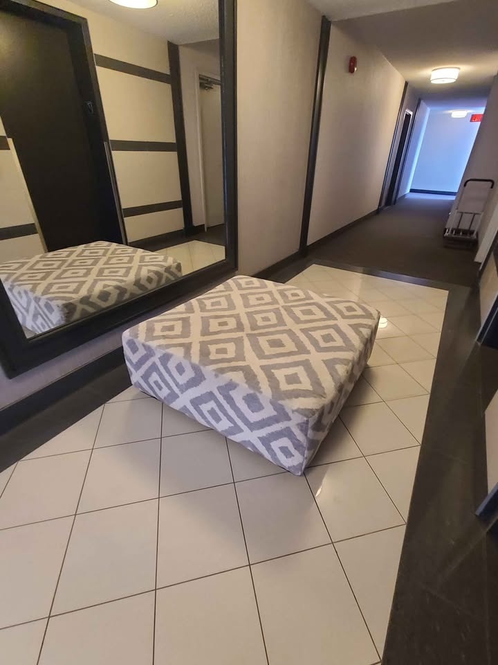 🇨🇦 Large comfy Ottoman - photo 4