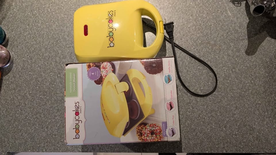 Babycakes Mini's Yellow Mini Donut Maker - photo 4