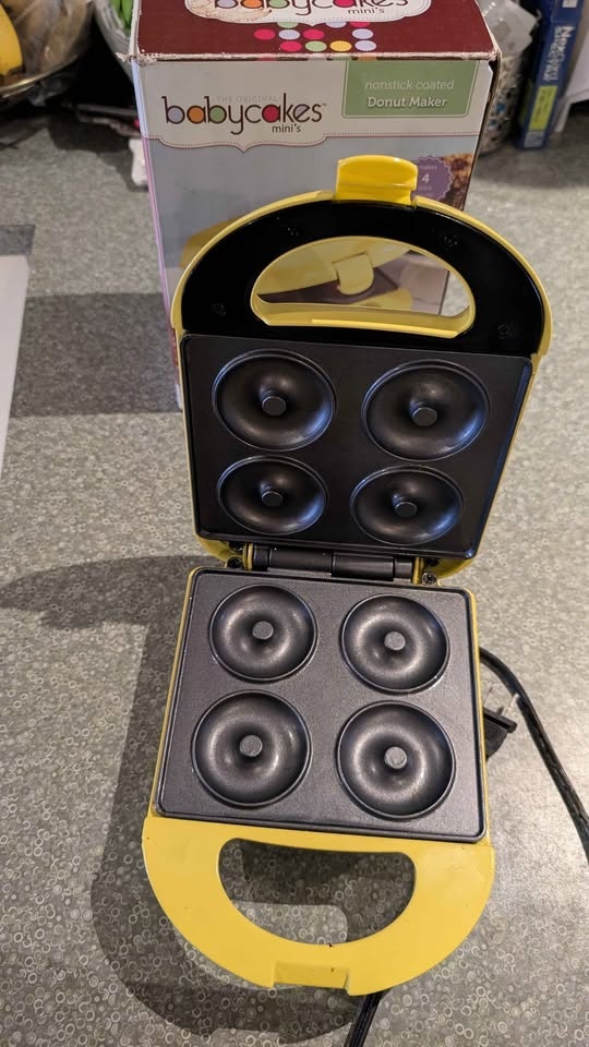 Babycakes Mini's Yellow Mini Donut Maker - photo 5