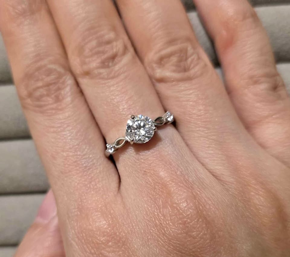 New Moissanite 1 carat sterling sliver ring