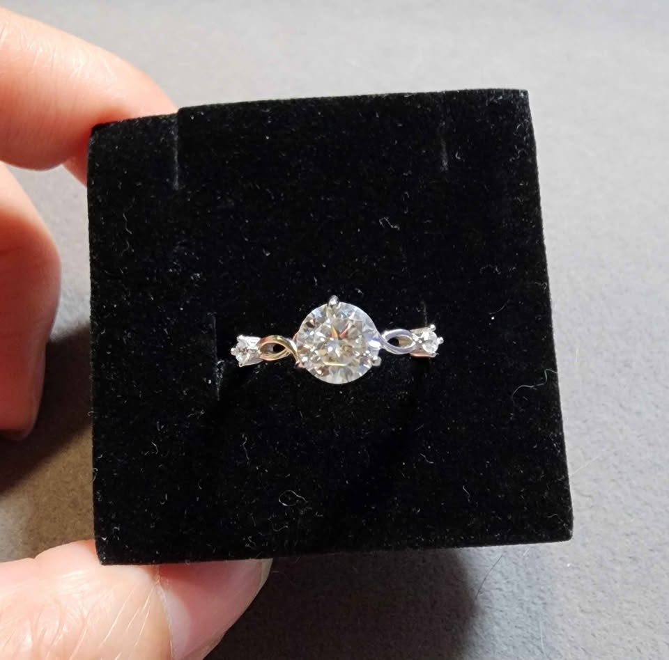 New Moissanite 1 carat sterling sliver ring - photo 2