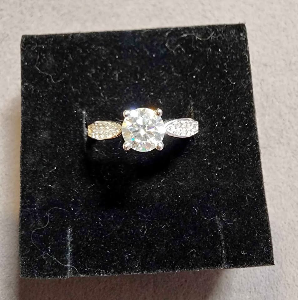1 Carat Moissanite Ring