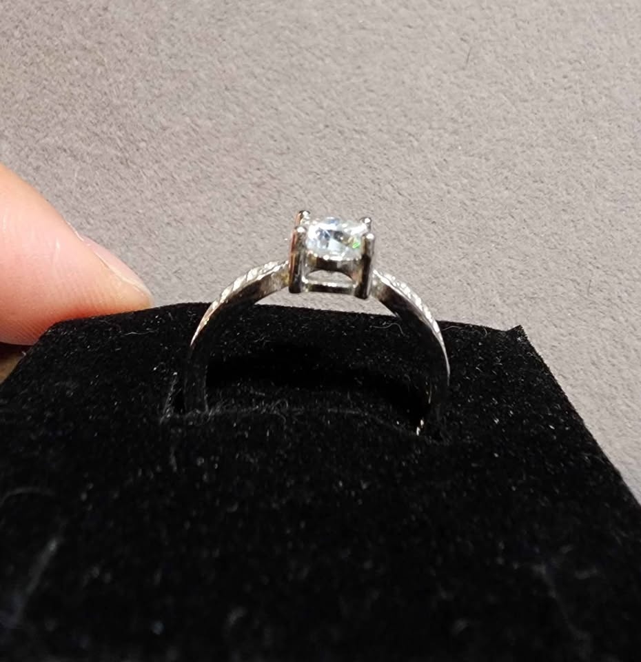 1 Carat Moissanite Ring - photo 2