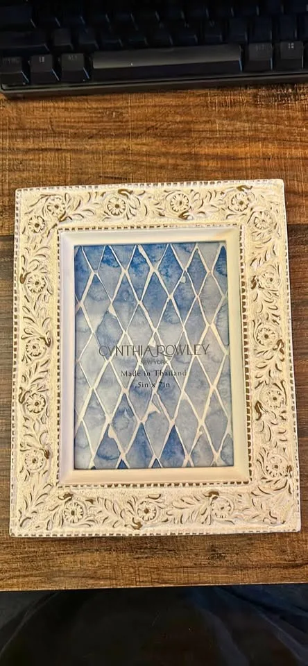 Beautiful solid wood 5x7 picture frame thumbnail