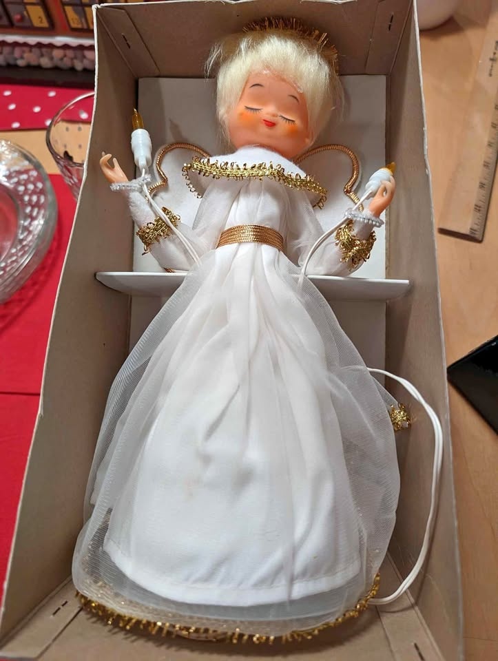 Dexter (LeeWards) Tree Top Angel Set - Lights