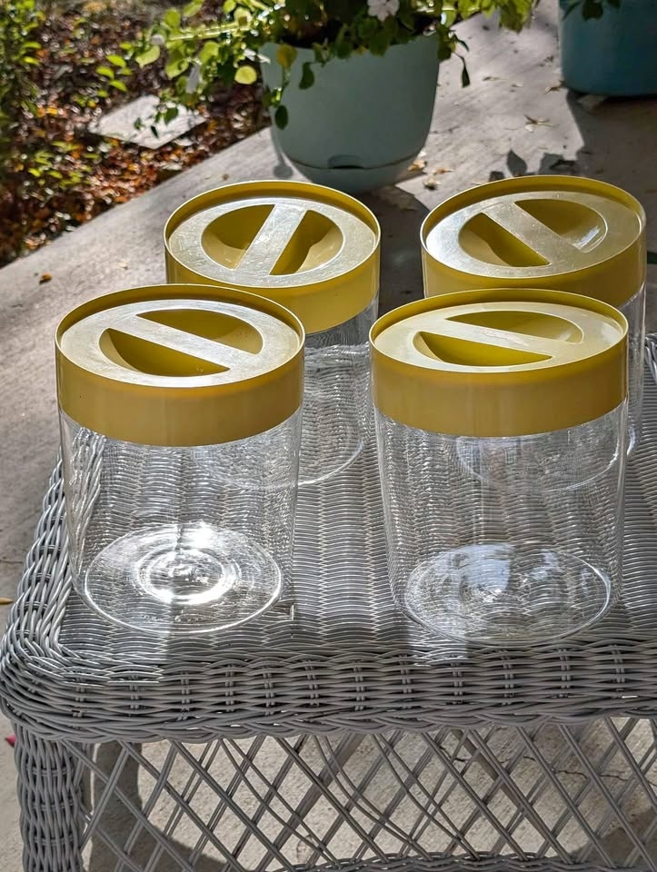 PYREX Yellow 6 inch Screw Top Containers - Lot of 4