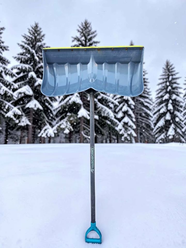 24 inch Yardworks Snow Pusher Shovel