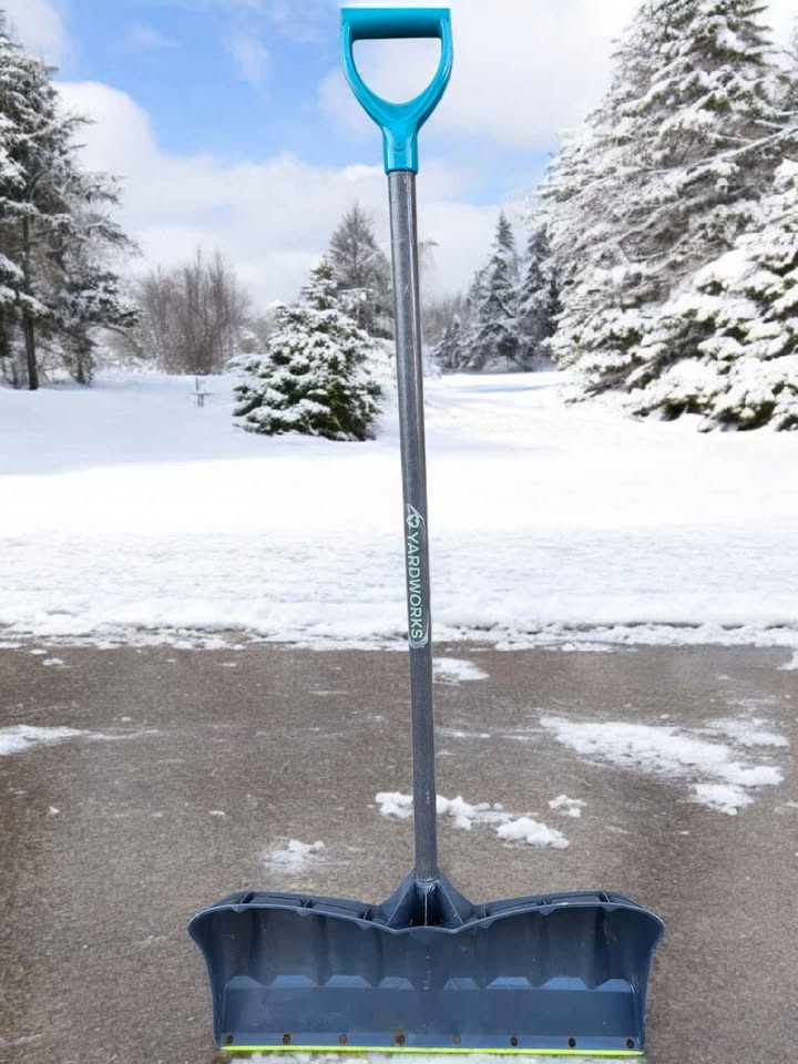 24 inch Yardworks Snow Pusher Shovel - photo 4