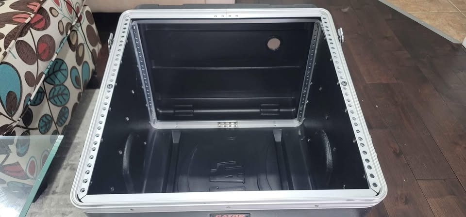 Gator Slant Road Case - Like New - photo 3