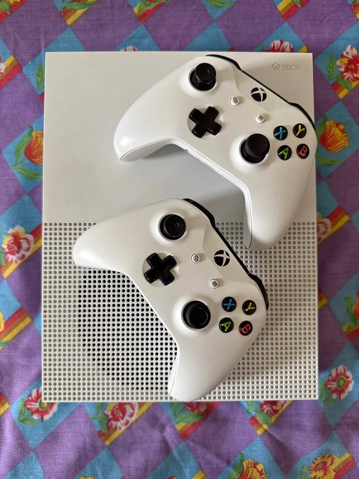 Xbox One S Console + 2 Controllers – Disc Version