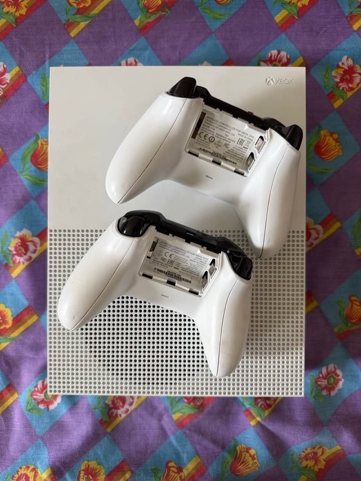 Xbox One S Console + 2 Controllers – Disc Version - photo 2