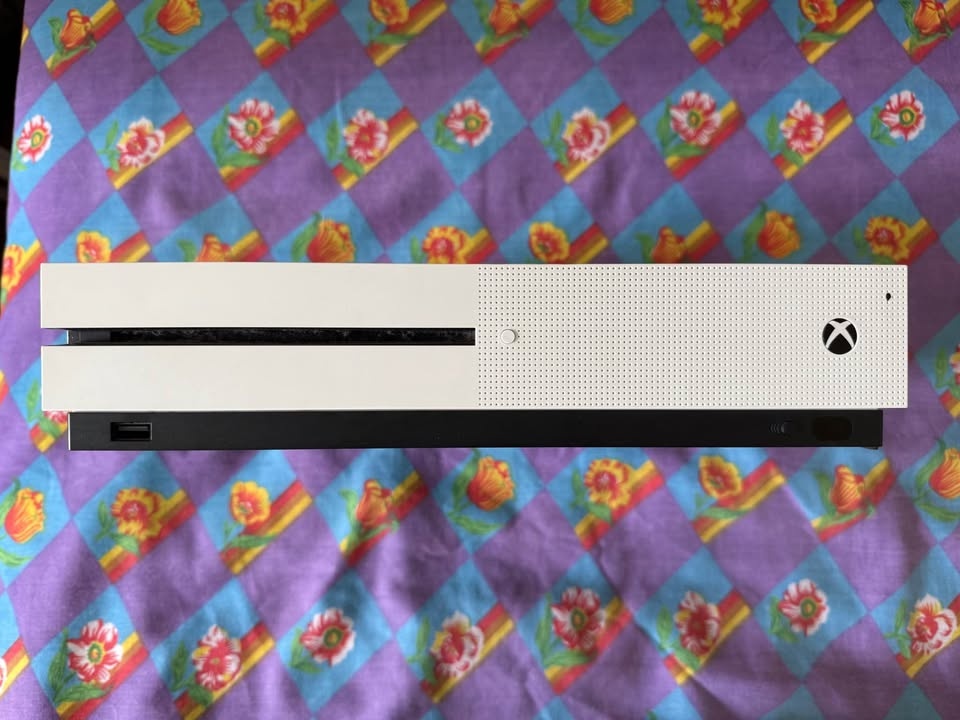 Xbox One S Console + 2 Controllers – Disc Version - photo 3