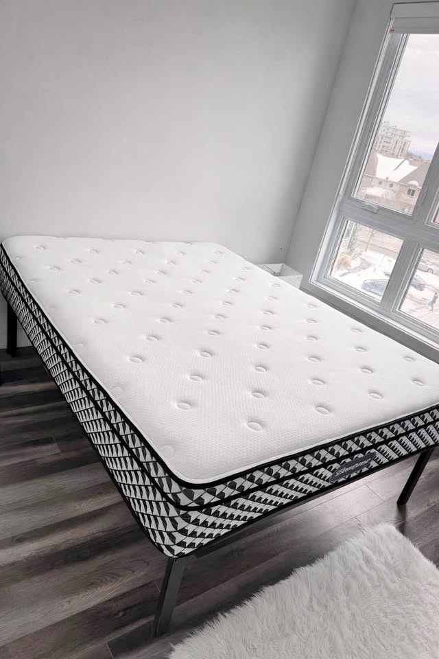 Sleep Country Queen Mattress - Plush and Clean