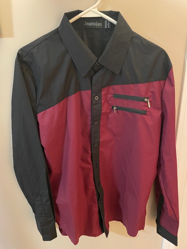 Red and black Men's buttoned shirt for sale, excellent condition