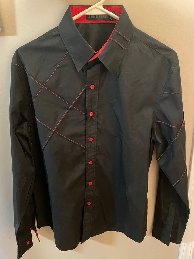 Men's Black and Red Buttoned Shirt