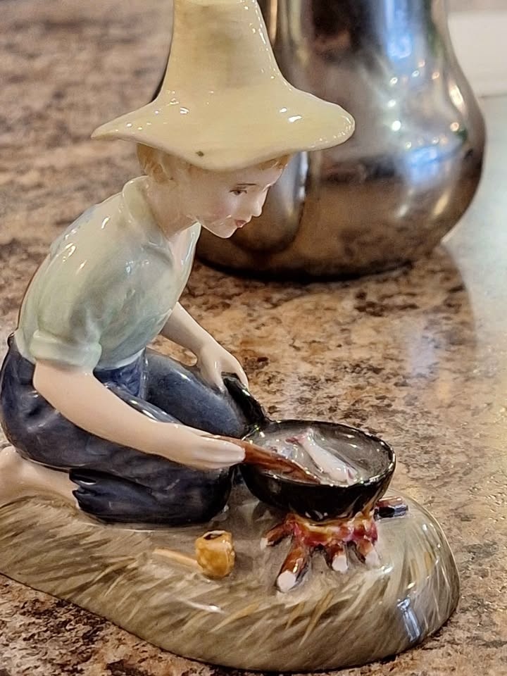 Royal Doulton River Boy Figurine HN2128 (retired) - photo 2