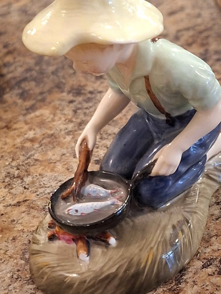 Royal Doulton River Boy Figurine HN2128 (retired) - photo 3