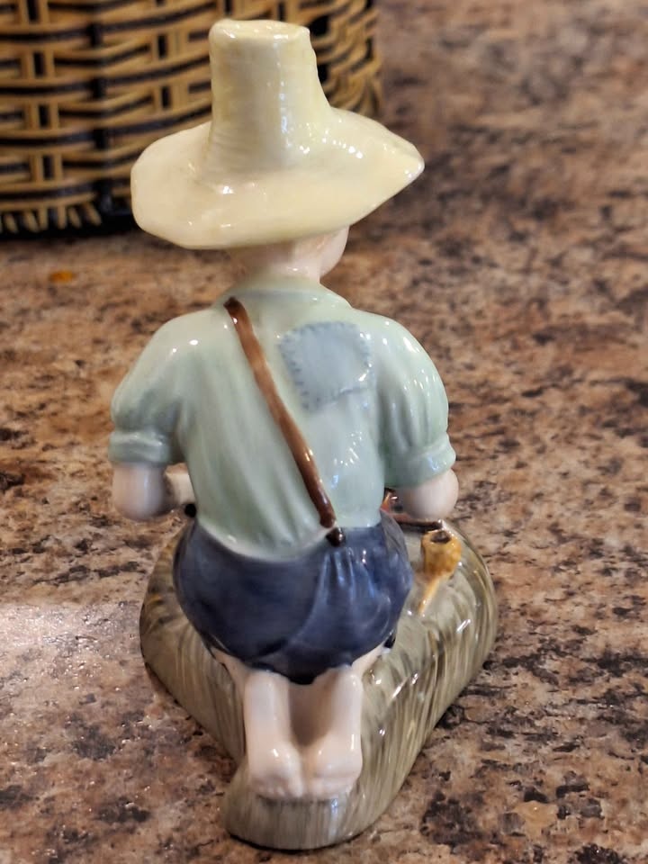 Royal Doulton River Boy Figurine HN2128 (retired) - photo 4