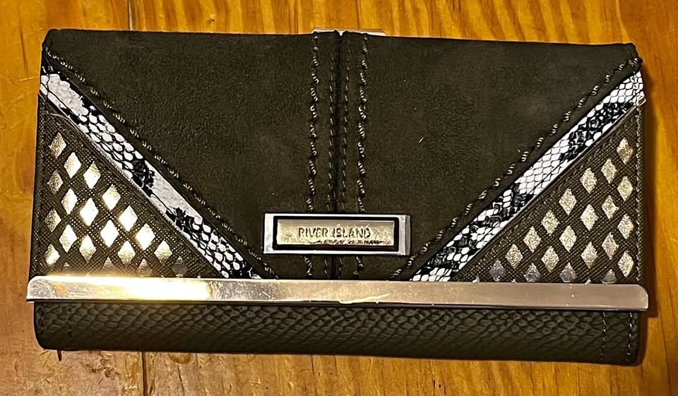 River Island Green Clip Top Wallet (MUST GO)