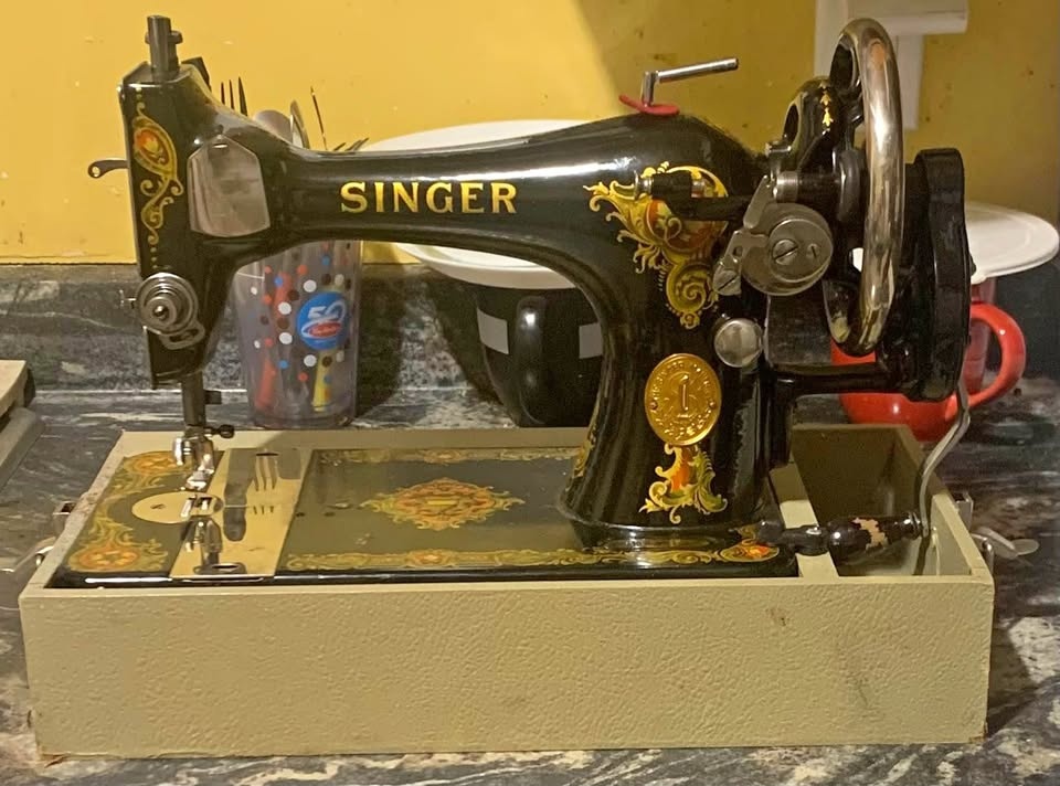 The Singer Manufacturing Sewing Machine (MUST GO)