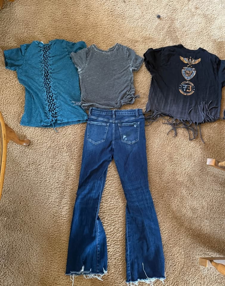 Women’s Buckle jeans and shirts. - photo 2