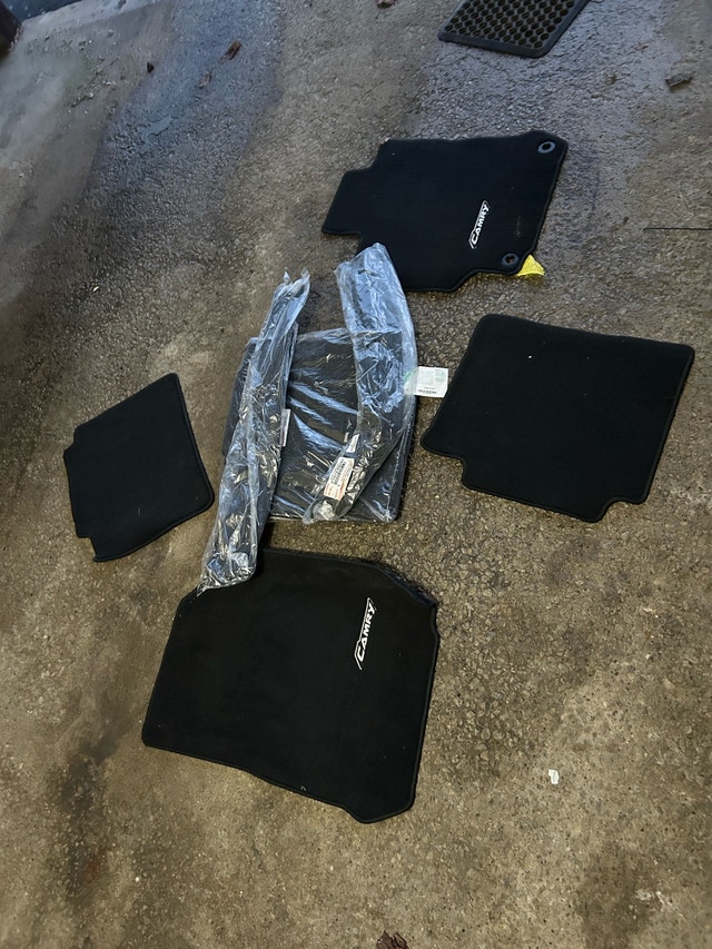 Toyota Camry Floor Mats (2 sets) & Cargo Net - photo 2