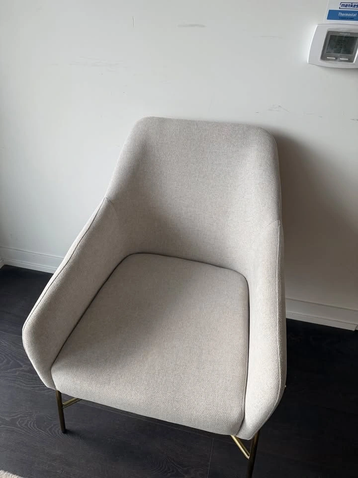 Stylish Accent Chair (Like New) - photo 3