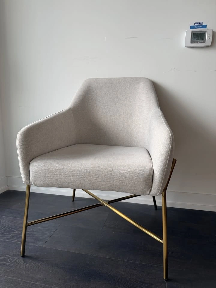 Stylish Accent Chair (Like New) - photo 4