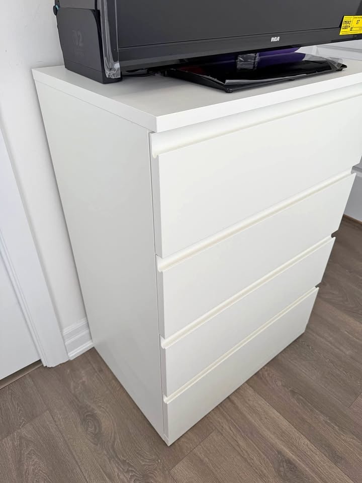White 4-Drawer Dresser – Modern & Spacious
