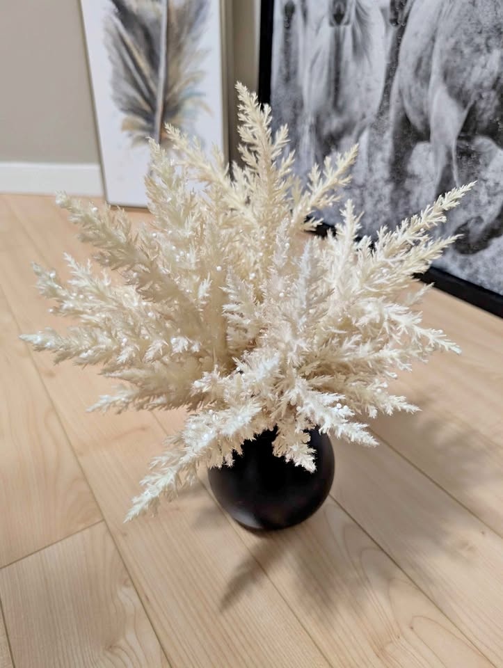 Modern Matte Black Vase with Dried Pampas Grass Decor