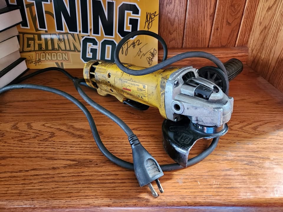 DeWalt Angle Grinder 4 1/2 - Inch 11 amp