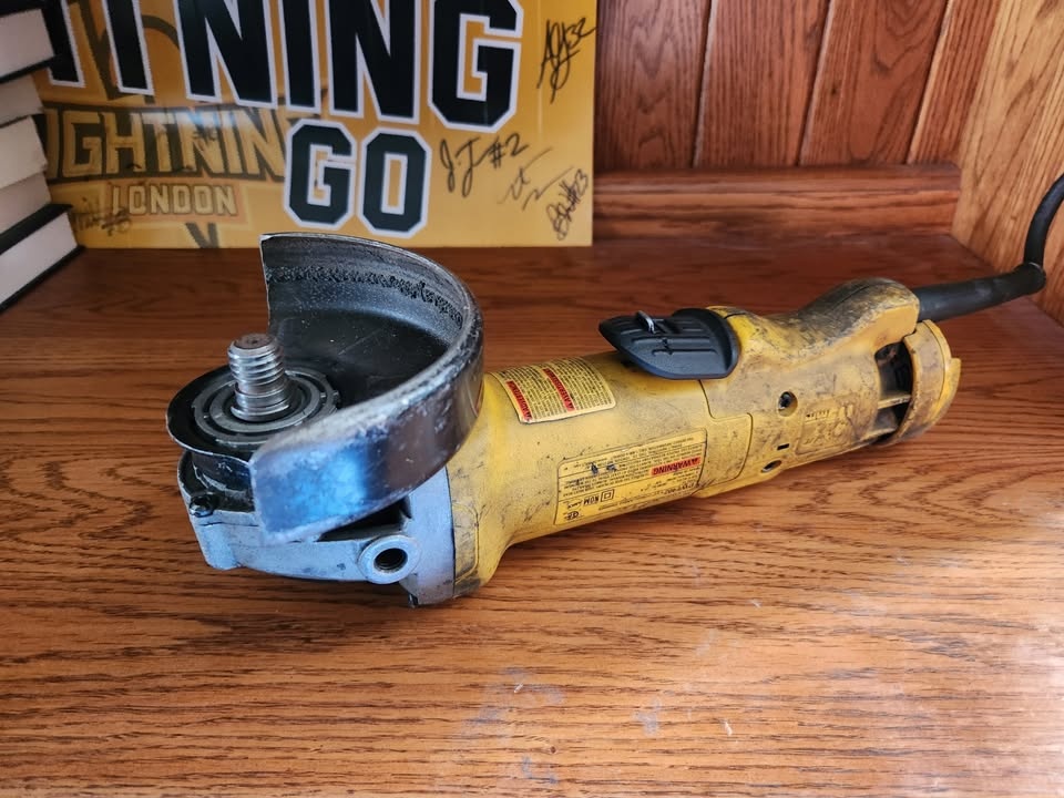 DeWalt Angle Grinder 4 1/2 - Inch 11 amp - photo 2