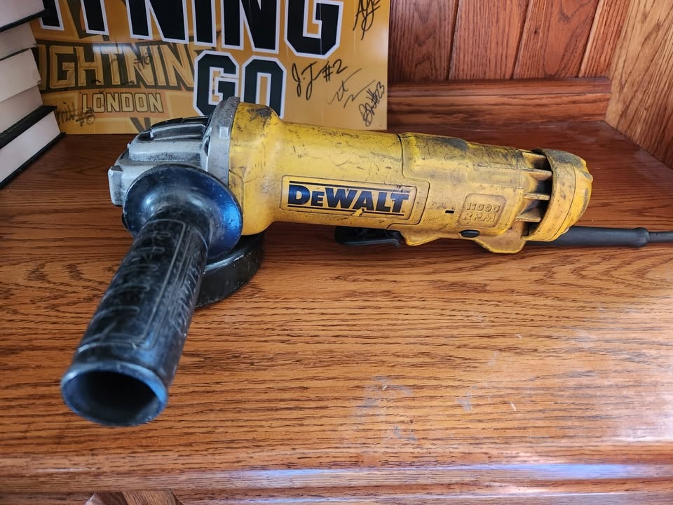 DeWalt Angle Grinder 4 1/2 - Inch 11 amp - photo 4