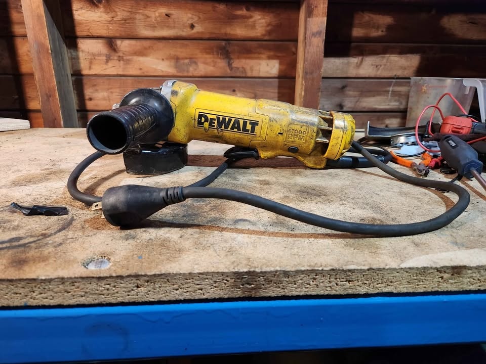 DeWalt Angle Grinder 4 1/2 - Inch 11 amp