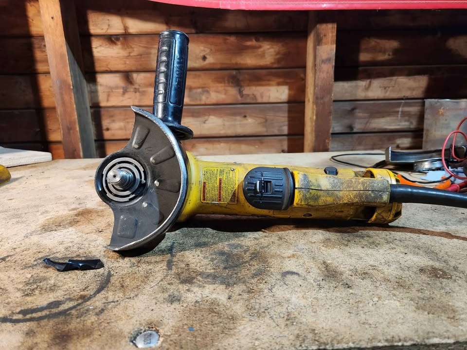 DeWalt Angle Grinder 4 1/2 - Inch 11 amp - photo 2