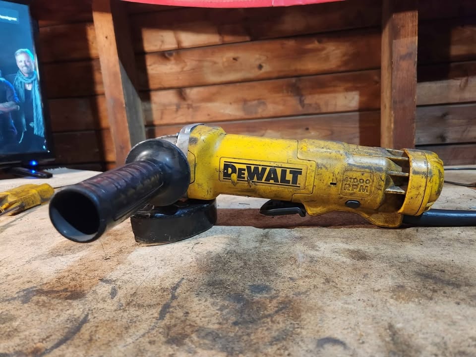 DeWalt Angle Grinder 4 1/2 - Inch 11 amp - photo 5