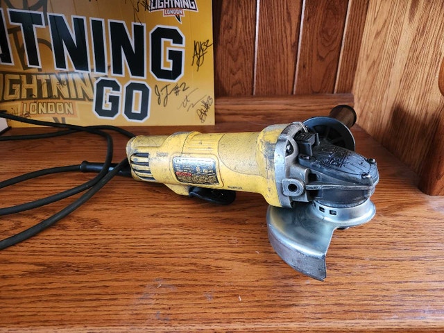 DeWalt Angle Grinder 4 1/2 Inch 7.5 amp