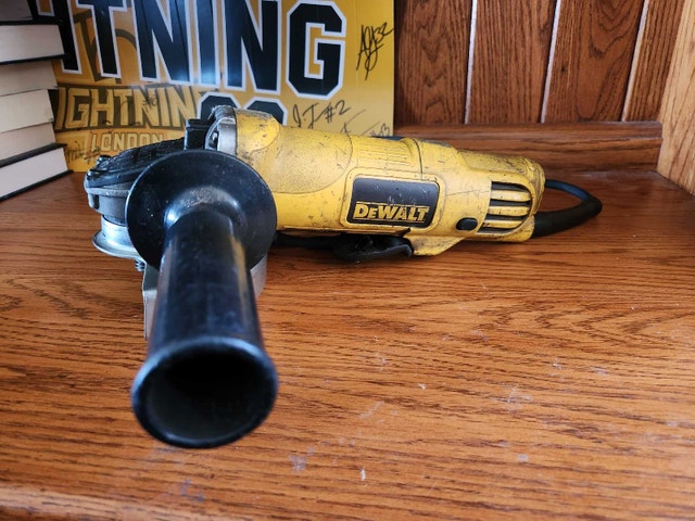 DeWalt Angle Grinder 4 1/2 Inch 7.5 amp - photo 4