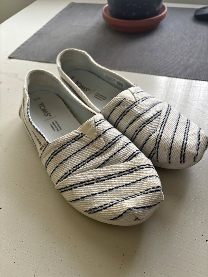 Woman's TOMS - Size 7.5