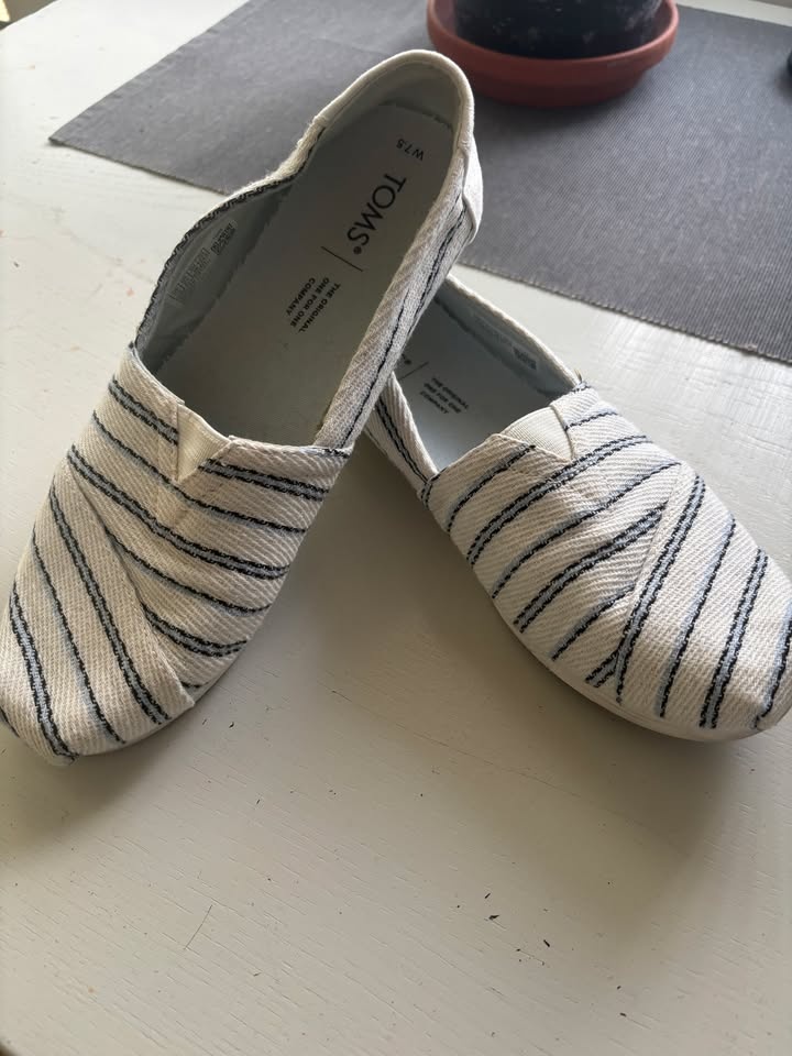Woman's TOMS - Size 7.5 - photo 2