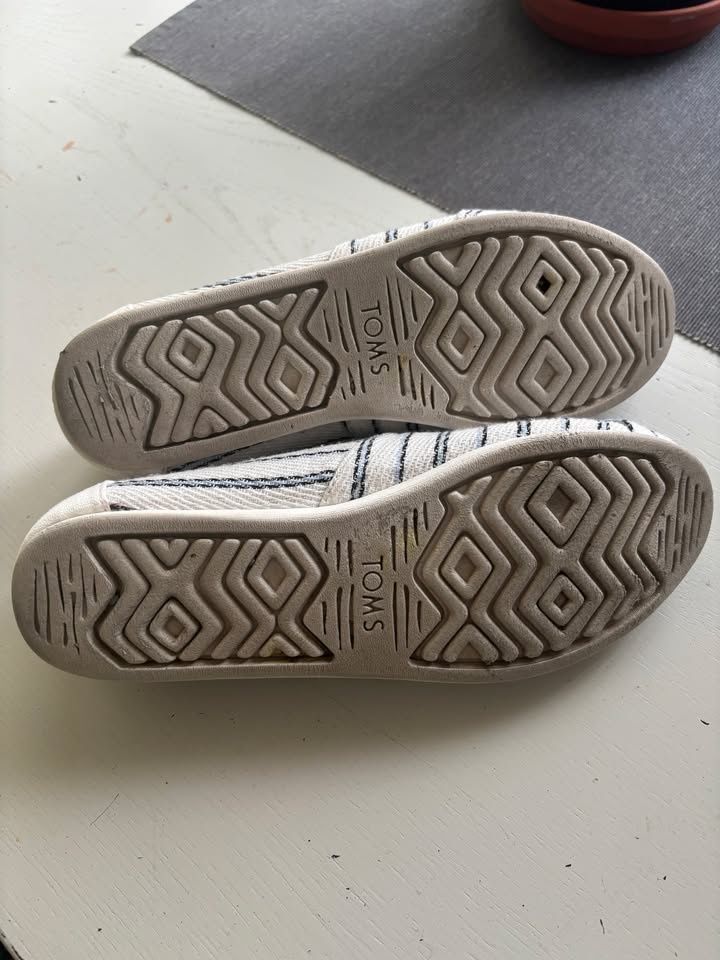 Woman's TOMS - Size 7.5 - photo 3
