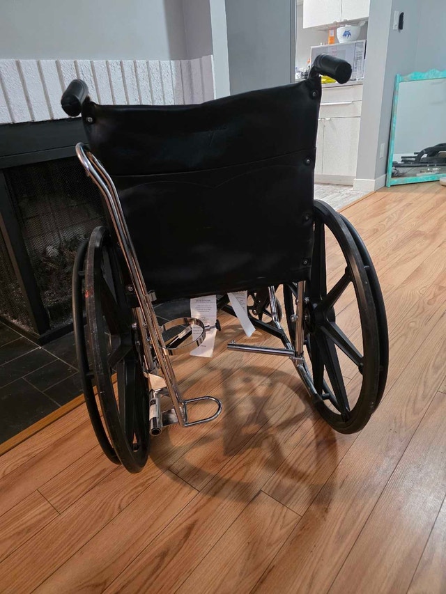 Medline Manual Wheelchair - Excellent Condition - photo 2