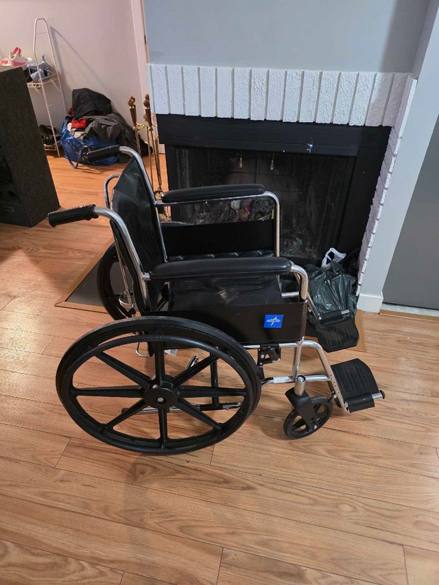 Medline Manual Wheelchair - Excellent Condition - photo 3